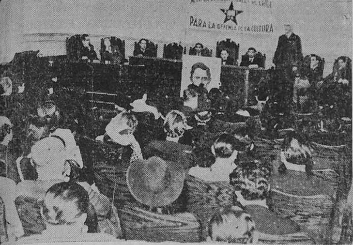 Don Augusto D’Halmar, hace uso de la palabra durante la velada de ayer en la Universidad de Chile, organizada por la Alianza de Intelectuales en homenaje a Baldomero Lillo.