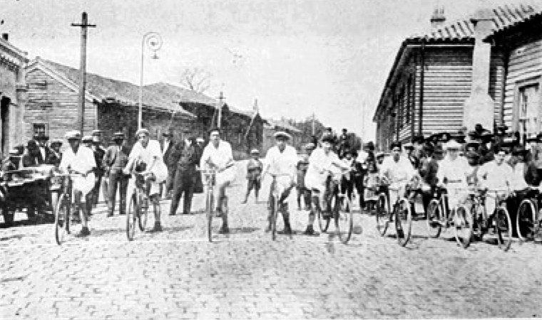 Partida de la carrera de ciclistas efectuada el 20 de octubre de 1929