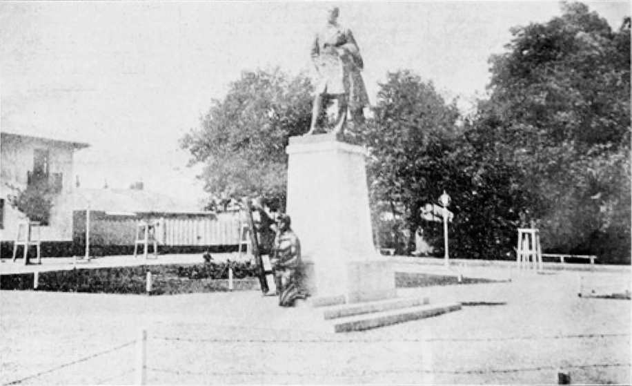 Estatua de don Matías Cousiño en la plaza de Lota Alto